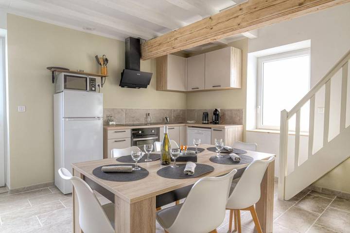 Location de vacances pour 6 personnes, avec vue et balcon à Charentay - 4