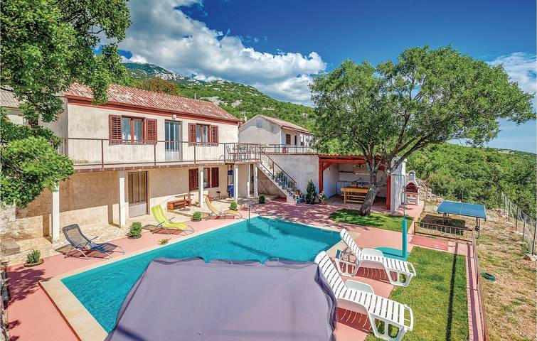 Reizende Ferienwohnung mit Meerblick, Pool und Terrasse, 1 km von der Küste entfernt in Jablanac, Naturpark Velebit