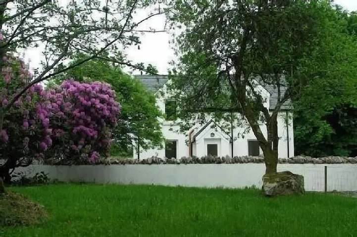 Schönes Cottage unter dem Benbo-Berg. Fluss-, See- und Meeresangeln in County Leitrim