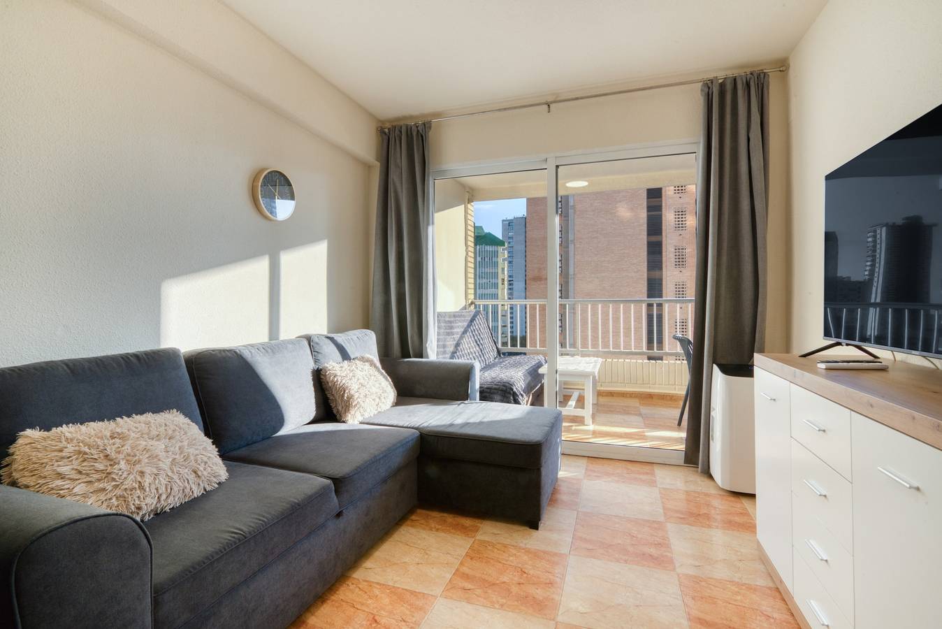 Geheel appartement, Appartement 'Karola' met gedeeld zwembad, tuin en balkon in Benidorm, Costa Blanca