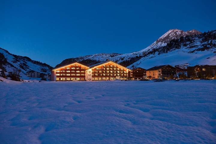 Hôtel pour 5 personnes, avec piscine ainsi que terrasse et sauna dans Zurs