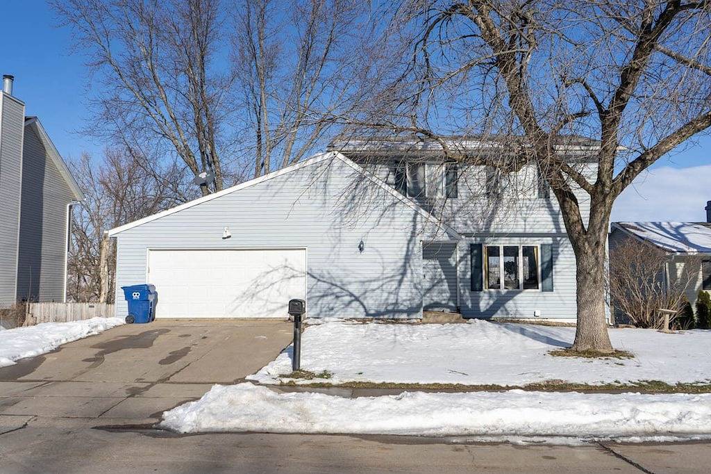 Spacious family home with luxe beds, fenced in back yard, heart of town! in Davenport, Quad Cities