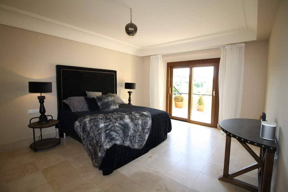 Ganze Wohnung, 5 Sterne, 3 Zimmer 221 m2 Wohnung in Valgrande, 150 Meter von Valderrama in Sotogrande, San Roque