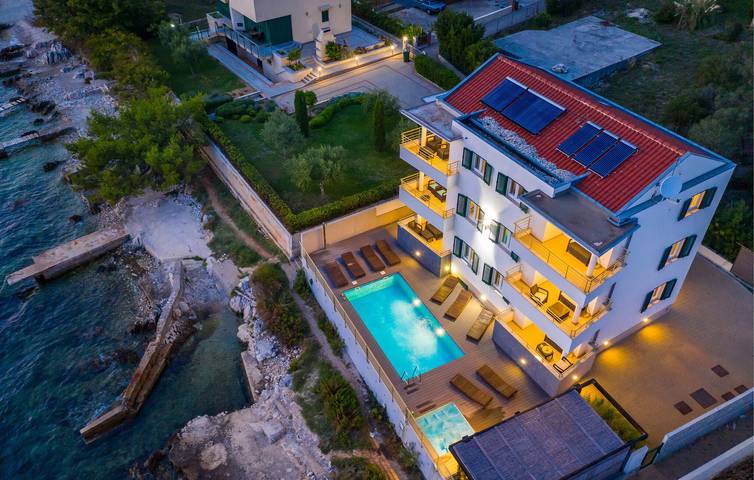 Gemütliche 1-Zimmer-Wohnung mit Pool, WLAN und nur 400 m vom Strand entfernt in Strand Kožino, Zadar (Kommun)