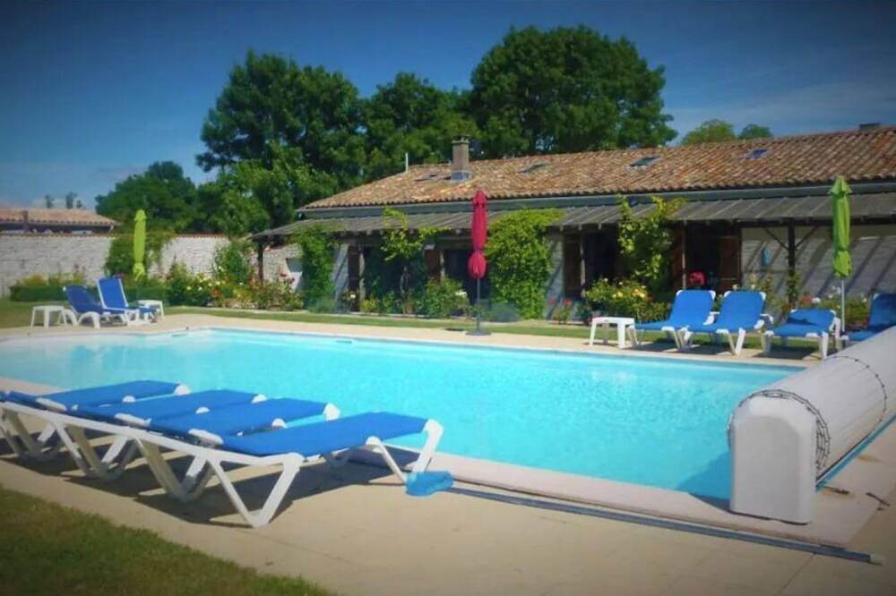 To discover : Cottage with pool, close to the beaches in Mortagne-sur-Gironde, Saintes region