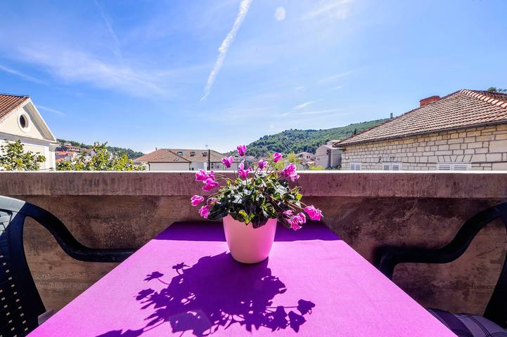 Ferienwohnung für 8 Personen, mit Balkon/Terrasse in Grad Šibenik