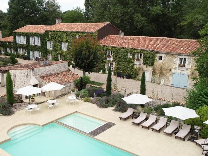 Location de vacances pour 24 personnes, avec Terrasse et Jardin à Taillant