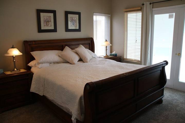 Vacation rental for 8 people, with garden and hot tub in Penticton