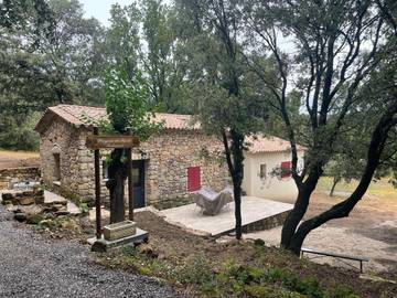 Gîte pour 6 personnes, avec jardin et jacuzzi à Soudorgues