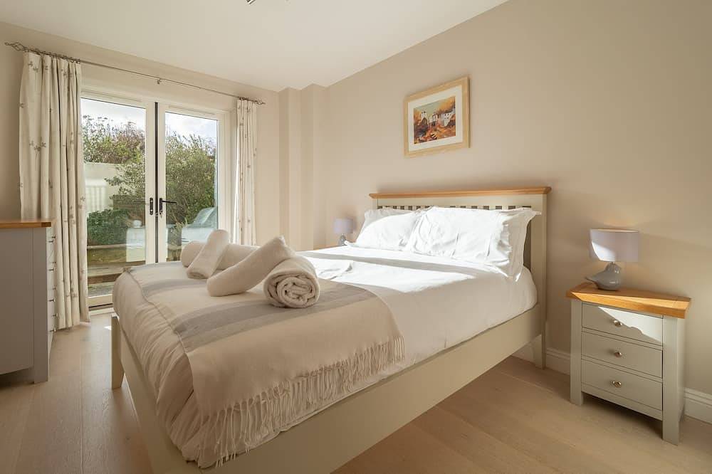 A fabulous beach house with sea views and a lovely, enclosed garden. in Perranporth, Cornwall