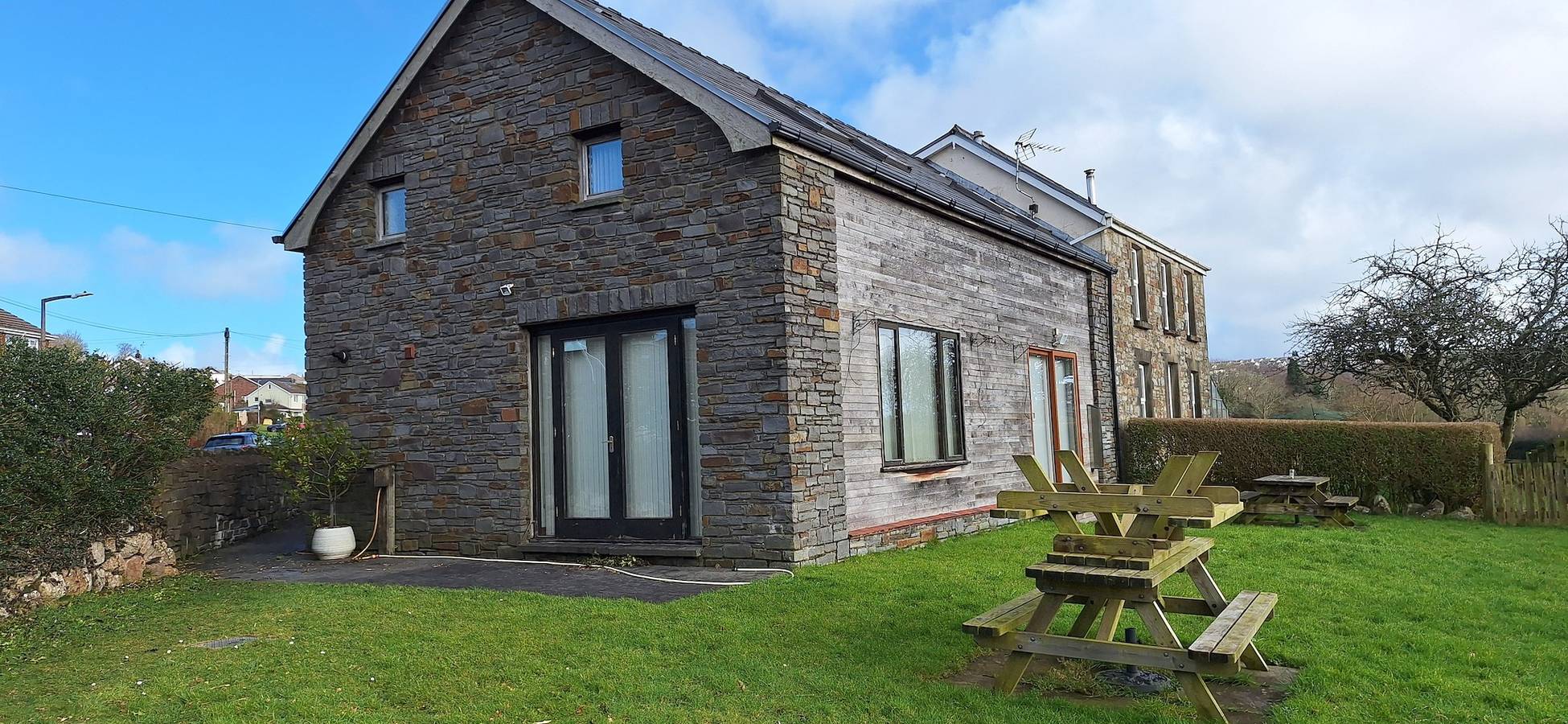 2 Bed Cottage - sleeps 4 - Garden, Parking Wifi in Swansea region