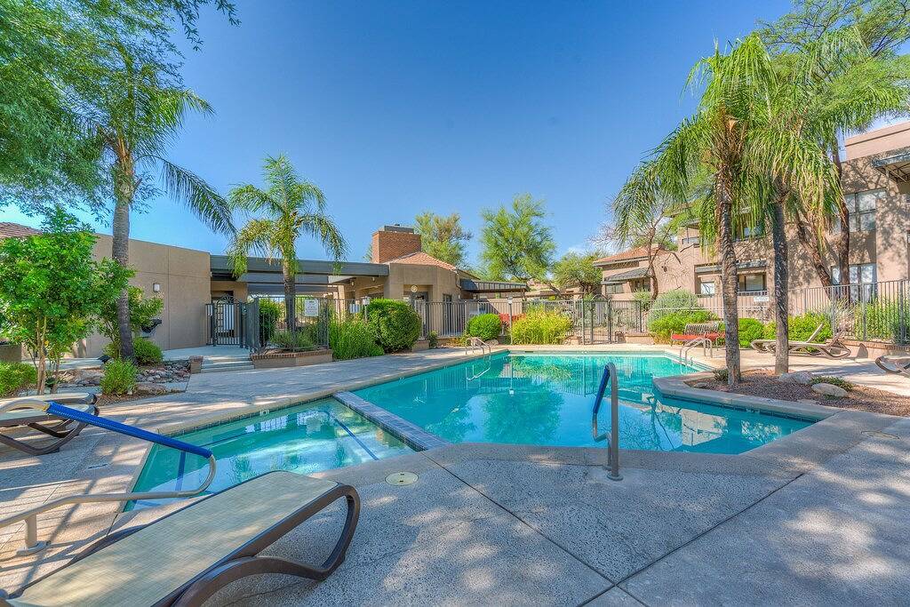 Ganze Wohnung, 2nd Floor Condo Breathtaking Mountain Views Steps from Pool in Catalina Foothills, Pima County