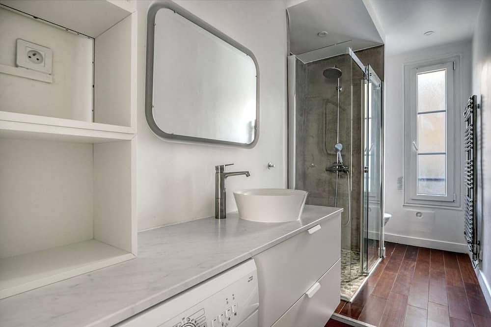 Entire apartment, Blueground | Levallois Perret, nr dining & offices in Levallois-Perret, Hauts-de-Seine