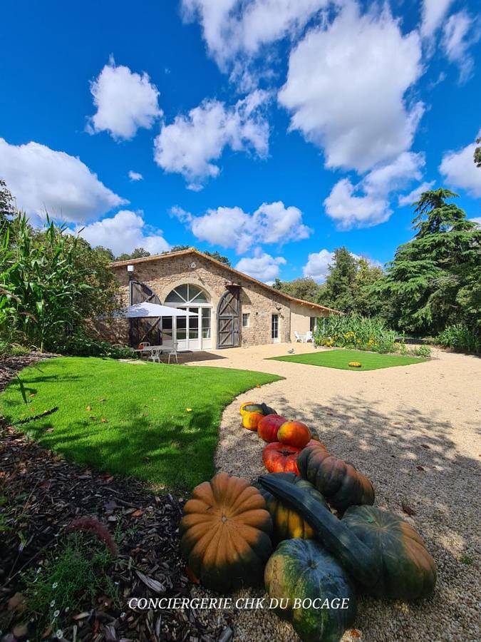 Location de vacances pour 14 personnes, avec vue ainsi que jardin et piscine à Saint-Mars-la-Réorthe