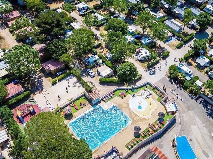 Camping pour 4 personnes, avec jacuzzi et terrasse ainsi que piscine et bassin pour enfant