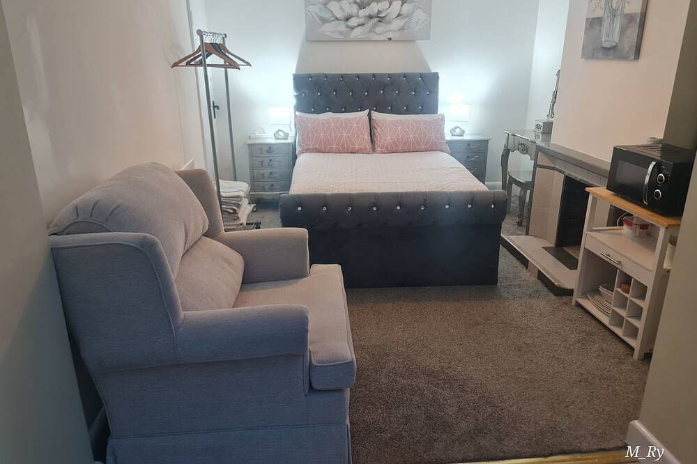 Porcupine Cave : Ensuite /self_check in /private entrance / private parking. in Fareham, Hampshire