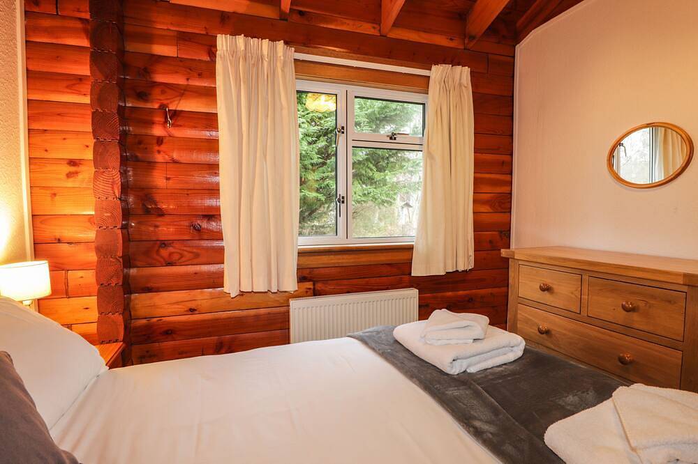 Spruce Lodge, pet friendly, with a garden in Strathpeffer in Strathpeffer, Highlands