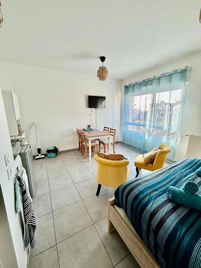 Appartement entier, Studio neuf, Métro, Résidence protégée in Vénissieux, Lyon et ses environs