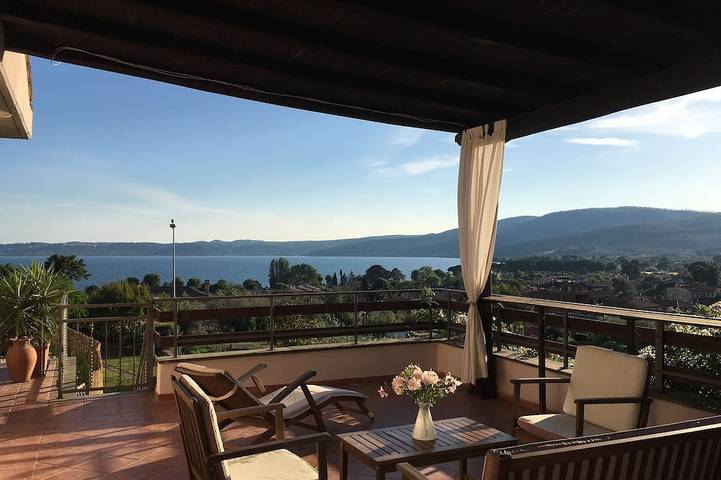 Villa mit großer Terrasse, Garten und Traumblick in Trevignano Romano, Braccianosee