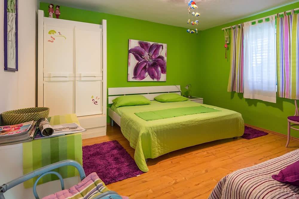 Haus befindet sich in einem kleinen Ort Drevenik an der Makarska Riviera. in Drvenik, Makarska Riviera