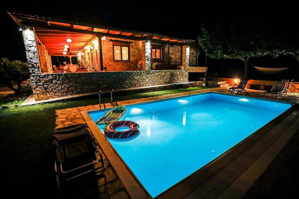 Leben Sie Ihr Märchen Mitten Im Wald Mit Einem Grossen Blick Auf Das Meer in Euböa