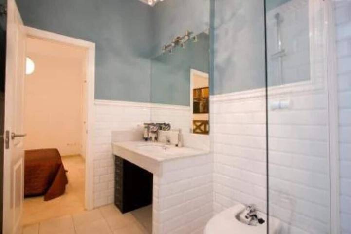 Entire apartment, Beautiful apartment in  historical recently reformed building. in Nervión, Sevilla