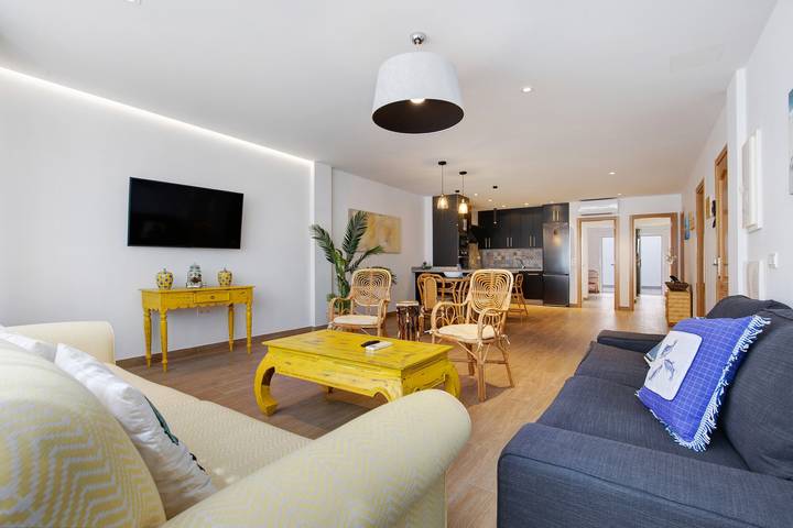 Apartamento entero, Casa de vacaciones Falco 1 cerca de la playa con vistas al mar, bañera de hidromasaje y Wi-Fi in Puerto de Corralejo, La Oliva
