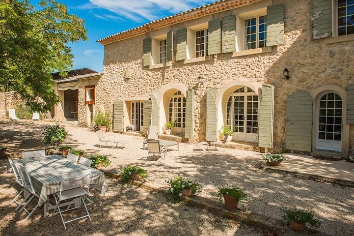Gîte pour 15 personnes, avec piscine à Mirabeau