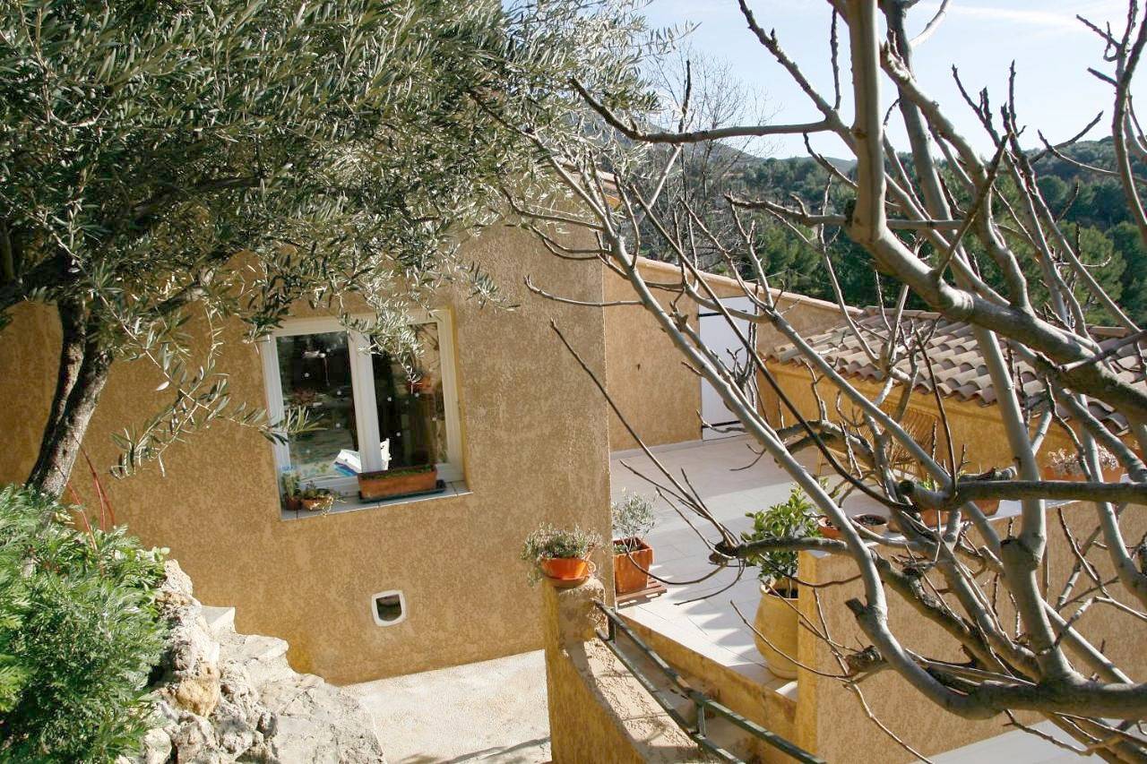 Double Room with Private External Bathroom in Roquevaire, Côte méditerranéenne (France)