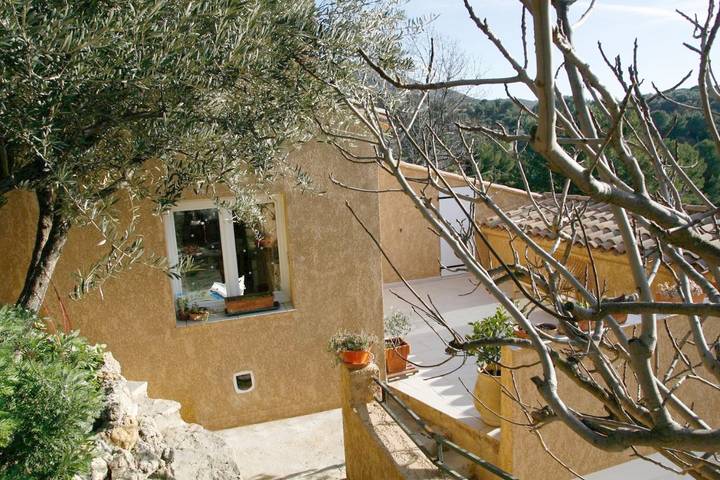 Location de vacances pour 2 personnes, avec vue ainsi que jardin et piscine à Roquevaire - 3