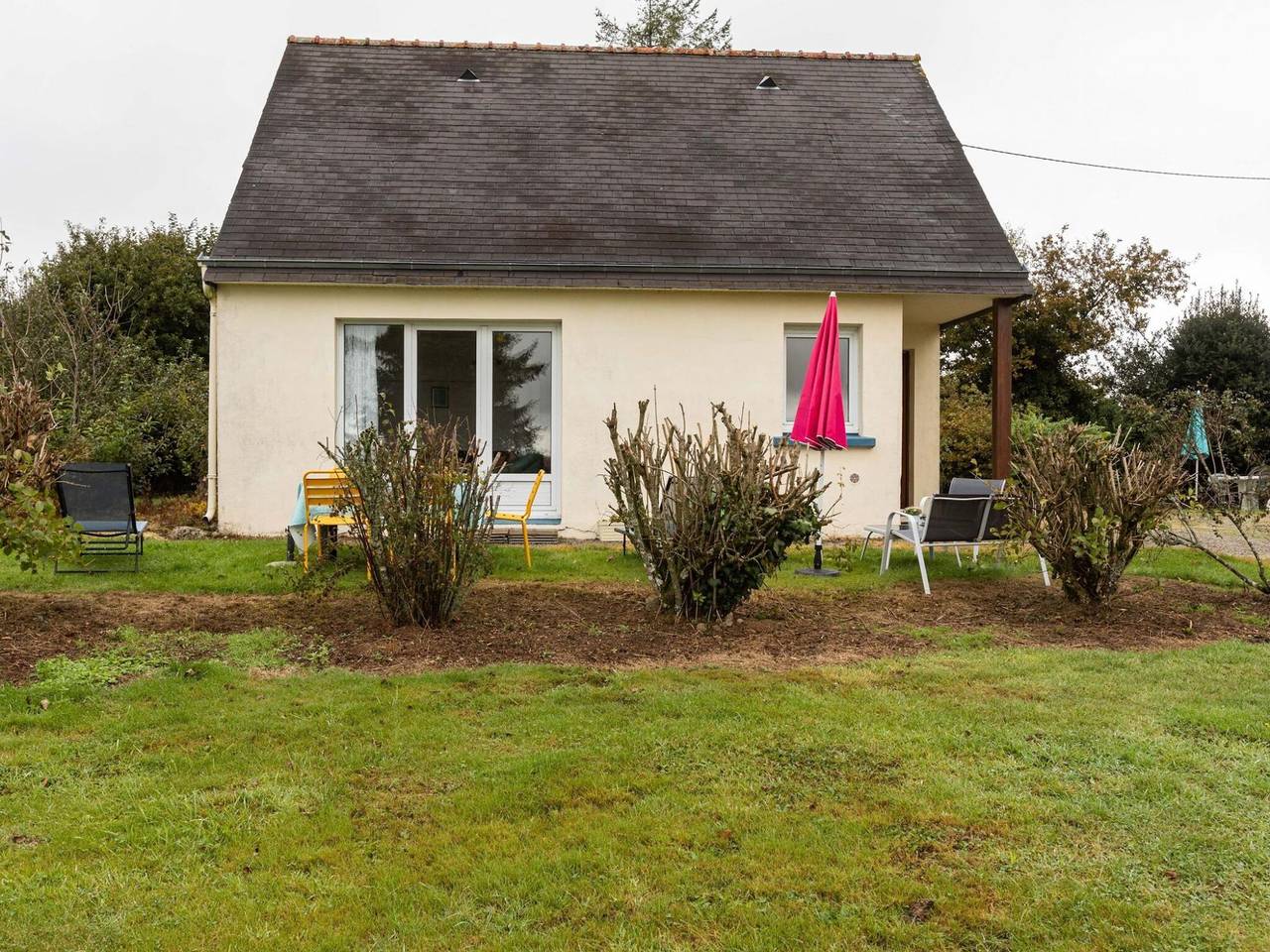Charming Holiday Home in Priziac with Garden in Priziac, Pontivy und Umgebung