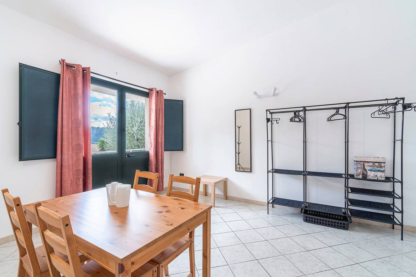 Entire studio, Studio 'Limone - Fiumara Val Di Noto' with Mountain View, Wi-Fi and Air Conditioning in Noto, Noto region