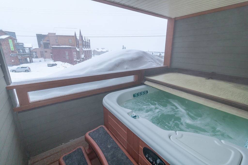 Ganze Wohnung, The Glade Escape | Ski-in/out Village Location | Private Hot Tub | Gas Fireplace in Big White