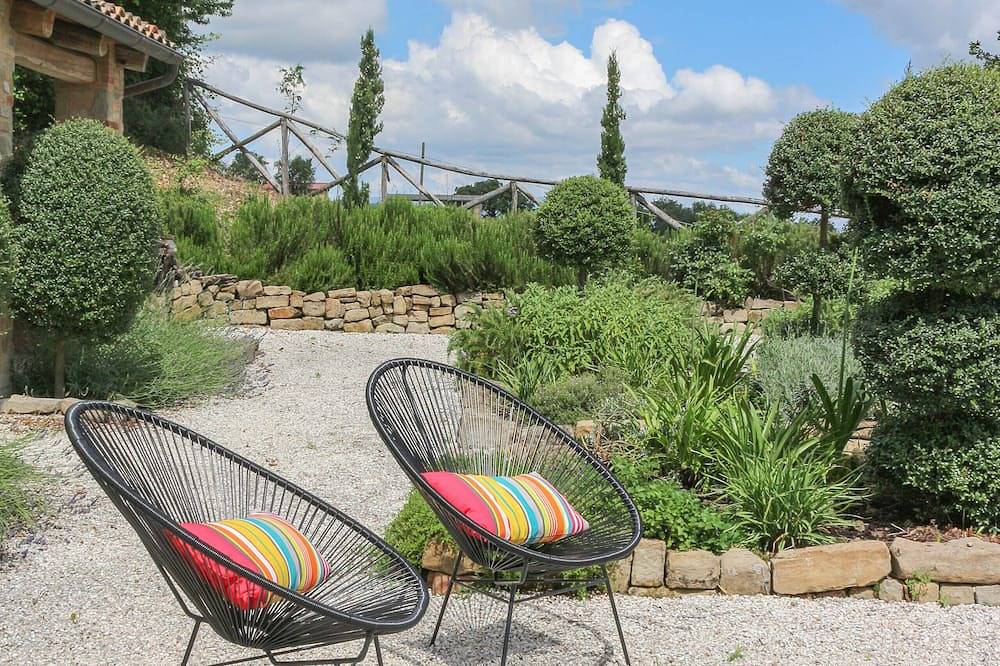 Exclusive Use Private 2 Br Villa - Swimming Pool, Large Garden & Great Views in San Ginesio, Macerata Province