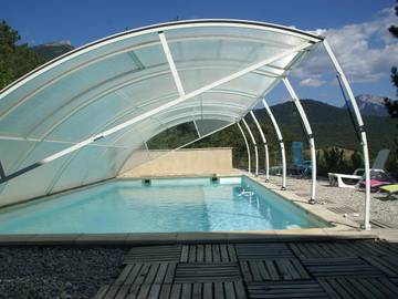 Gîte pour 10 personnes, avec terrasse ainsi que piscine et jardin à Marignac-en-Diois