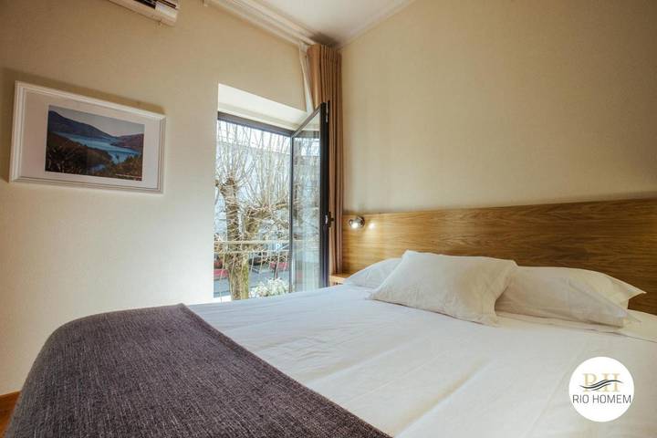 Chambre d’hôte pour 4 personnes, avec Terrasse et Vue à Terras de Bouro