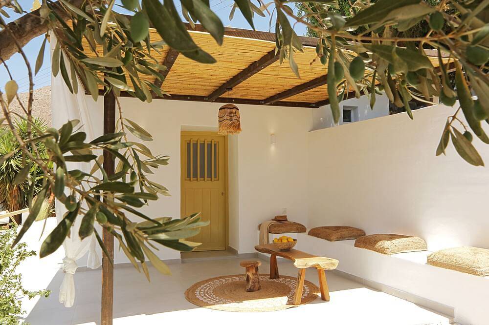 Ganze Wohnung, A privately owned home adorned in the distinctive, traditional Cycladic style. in Syros
