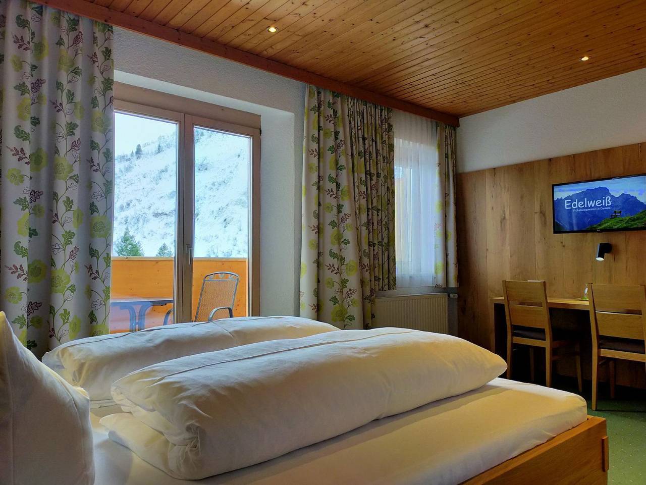 Pension Edelweiss Bischof Kg - Doppelzimmer mit Balkon in Damüls, Bregenzerwald