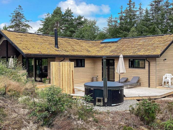 Ferieudlejning for 8 personer, med Terrasse i Hals