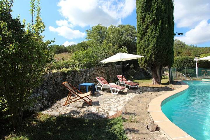 Maison de vacances pour 4 personnes, avec terrasse ainsi que piscine et jardin
