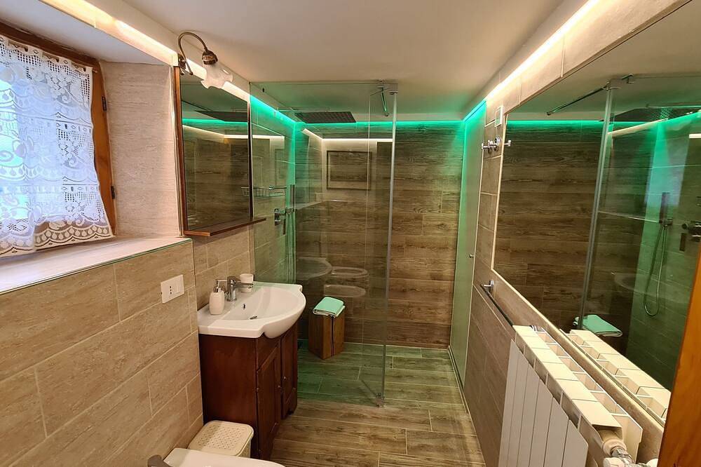 Romantica Villa La Chiesetta- Borgo Canapegna con piscina e Jacuzzi privata in Fabriano, Provincia di Ancona