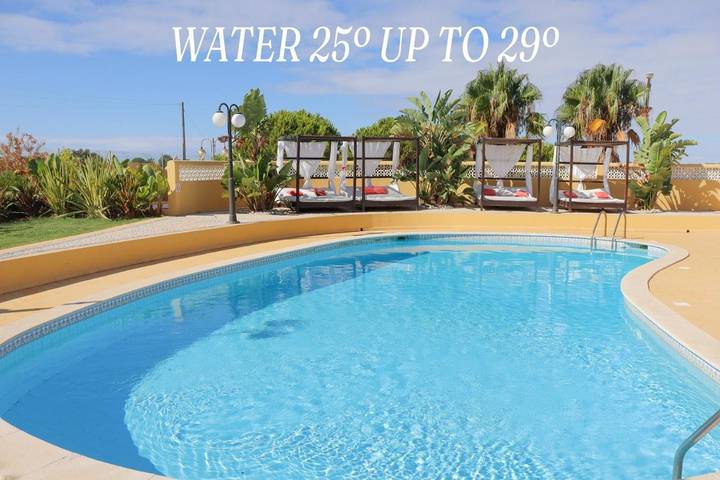 Chambre d’hôte pour 4 personnes, avec piscine et jacuzzi ainsi que jardin et sauna à Lagoa