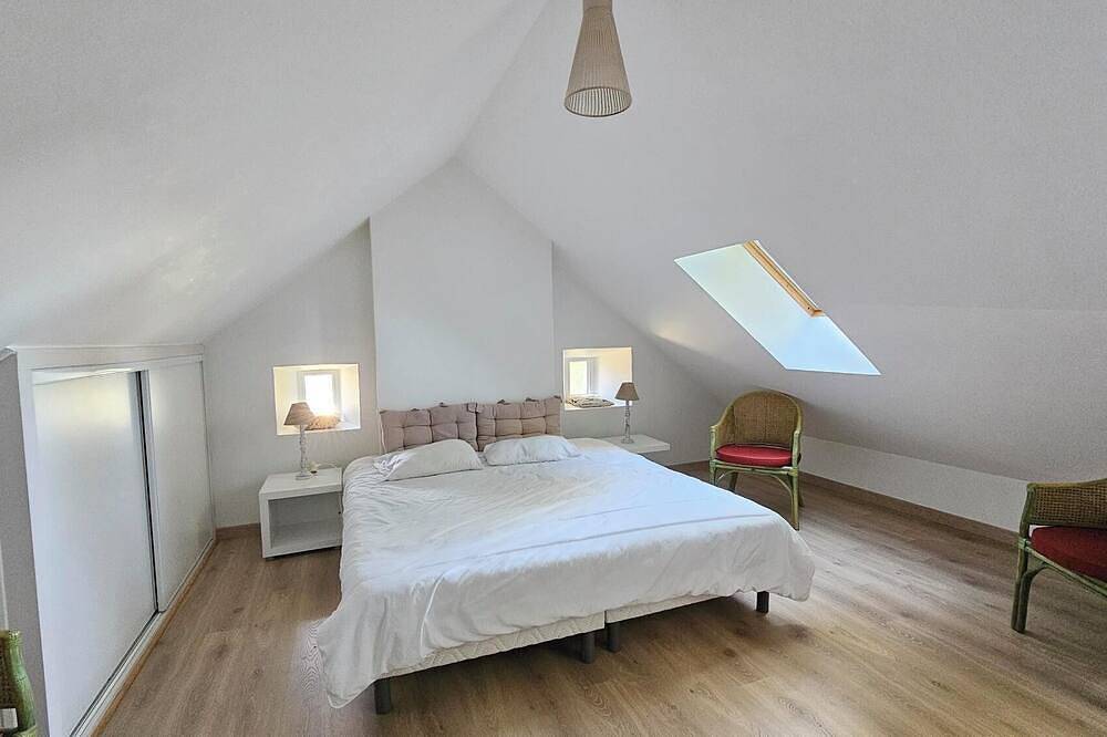 Casa De Piedra renovado con gusto Con Tenis En Un Refugio De La Paz in Féniers, Parque Natural Regional de Millevaches en Lemosín