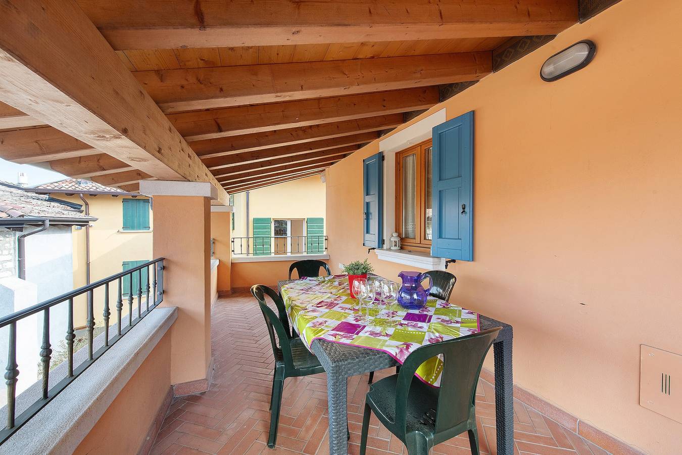Ganze Wohnung, Ferienwohnung 'Terrazzo Portese' mit Wlan und Klimaanlage in San Felice del Benaco, Gardasee-Berge