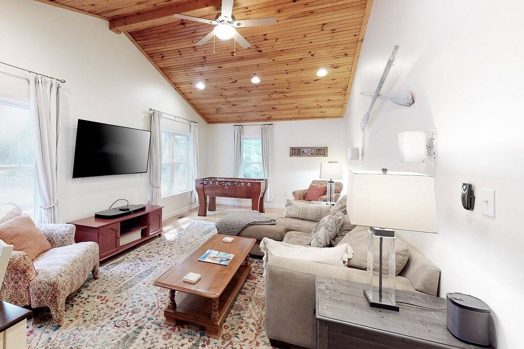 Haus am See mit Granit, Kamin, Seeblick & Dock! in Lake Anna