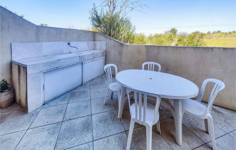 Appartement de vacances entier, Appartement de luxe à l'étage supérieur avec parking, vue et lit pour bébé in Loupian, Côte méditerranéenne (France)