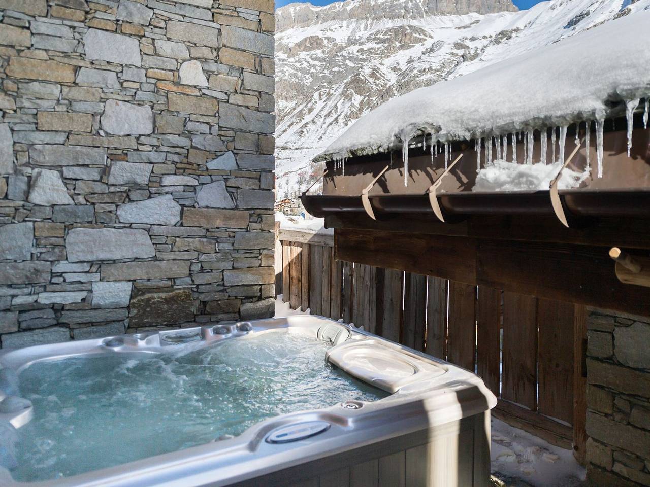 Luxurious Chalet with Panoramic Views, Jacuzzi, Hammam, Near Slopes, Sleeps 10 in Val-d'Isère, Massif de la Vanoise