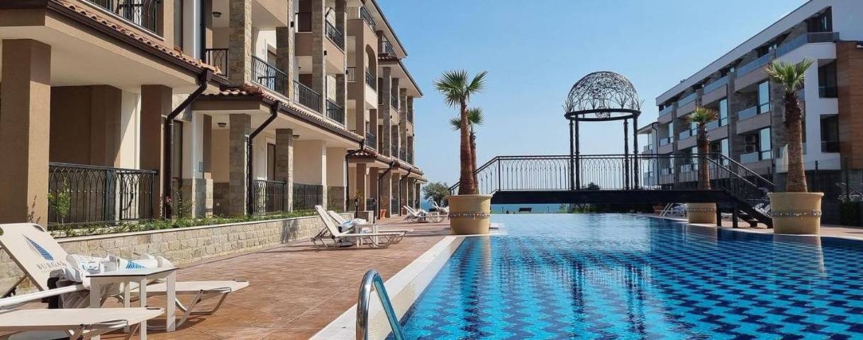 Apartament wakacyjny dla 4 osób, z basen i widok oraz widok na jezioro i ogród w Burgas