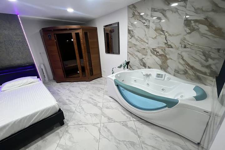 Maison Appartement Triplex Avec Jacuzzi et Sauna in Saint-Étienne, Loire