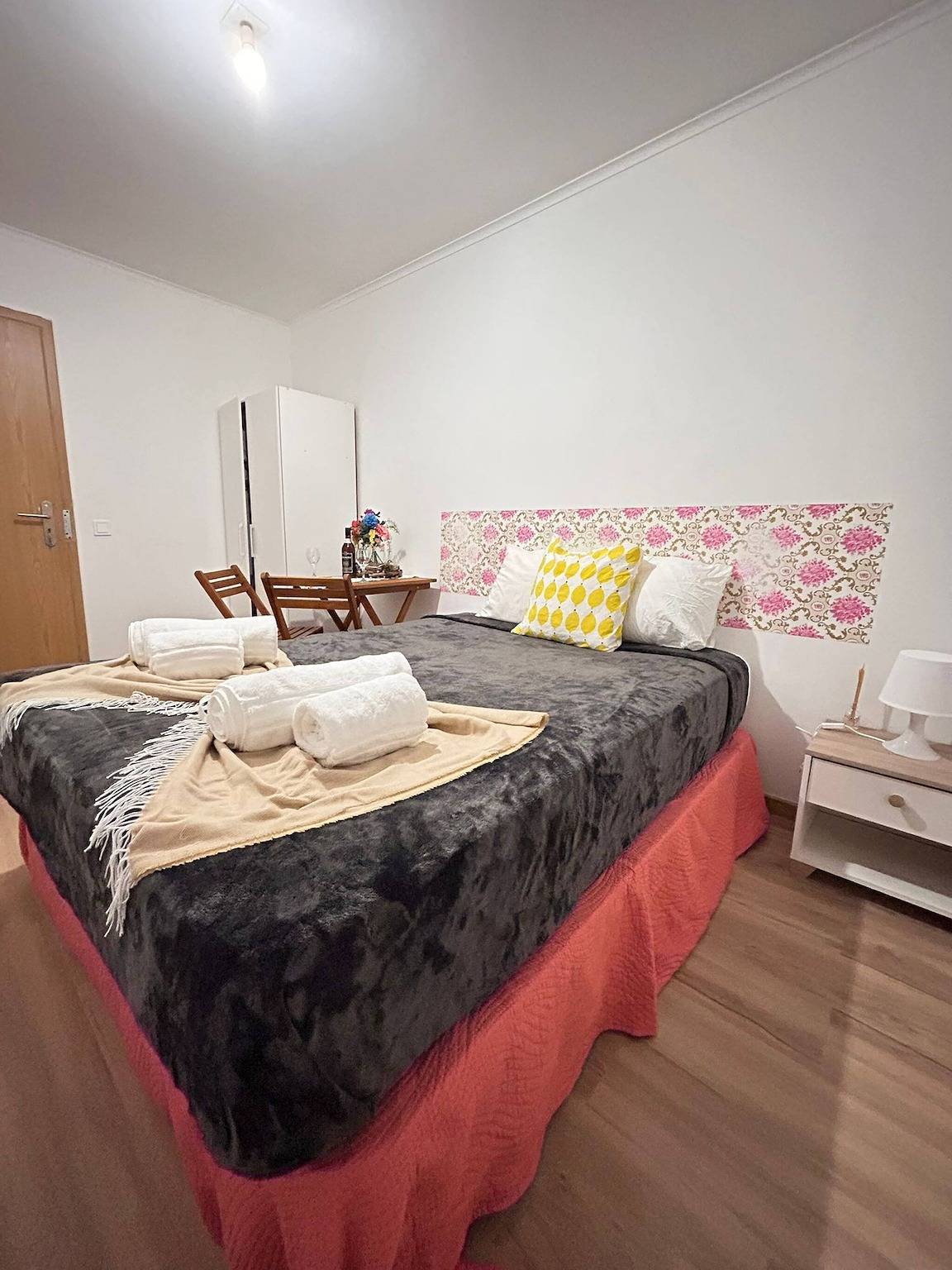 Entire apartment, Bright&Spacious Apartment in Sleeps 8 Family& in Santa Clara, Costa de Lisboa
